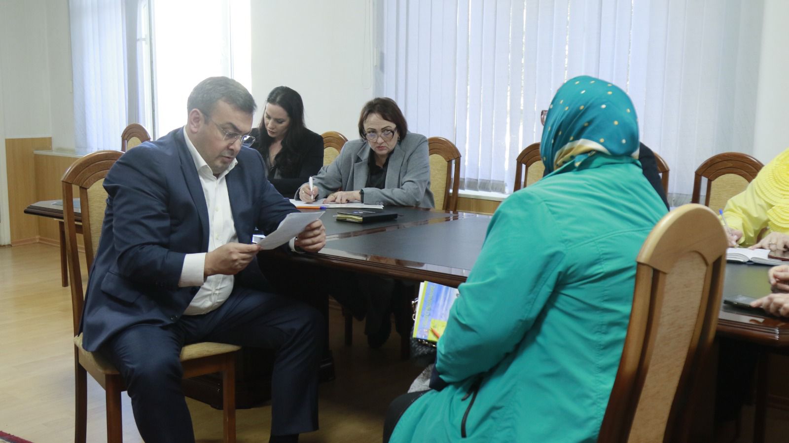 Министр труда и социального развития Республики Дагестан Магомедзагид Кихасуров провел выездной личный прием граждан в администрации города Кизляра.